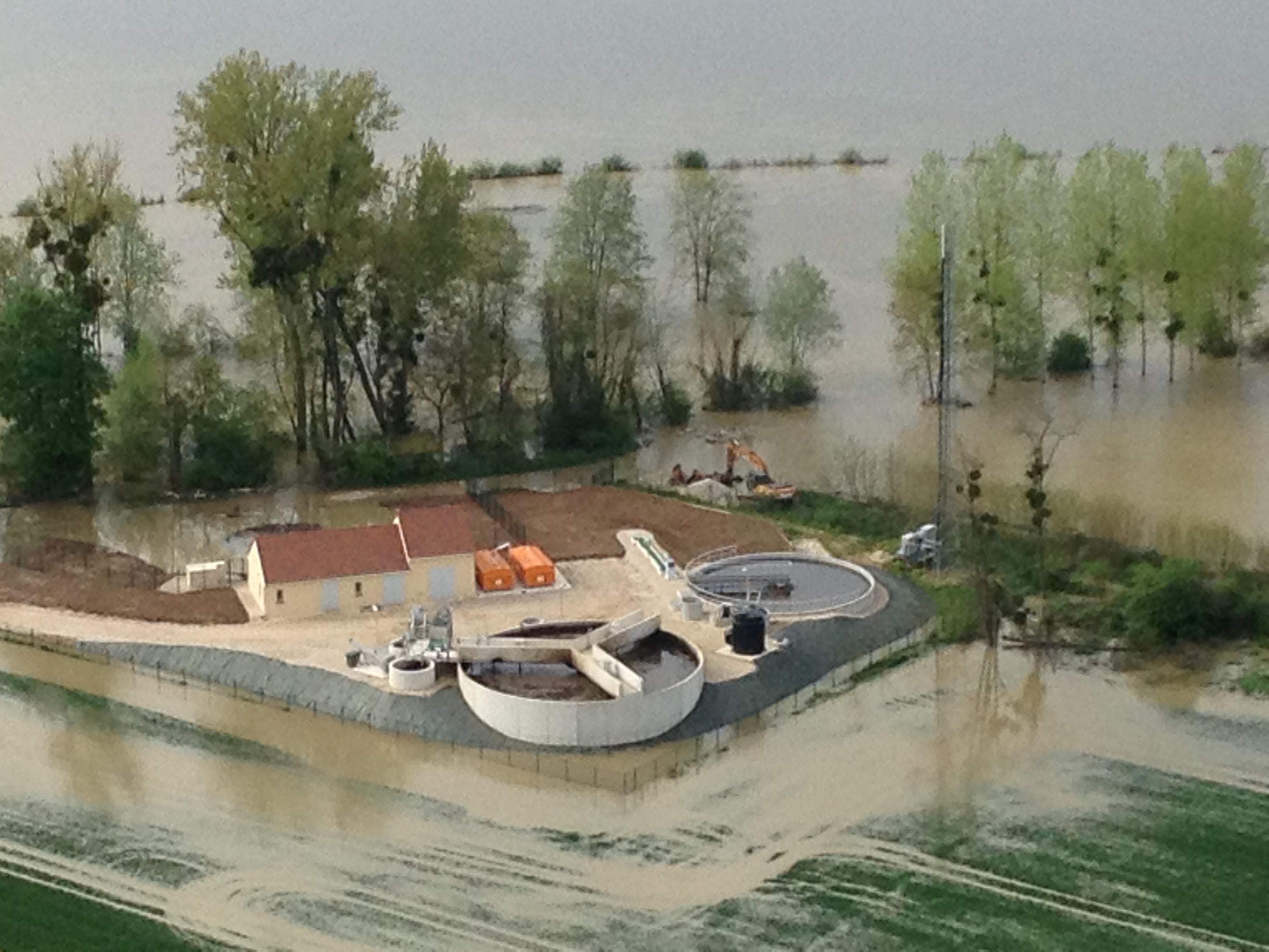 Crue de l'Armançon, en mai 2013, à Brienon sur Armançon, au niveau de la STEP, dans l'Yonne